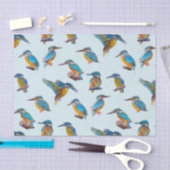 Kingvissers geschilderd op een bleke blauwe achter tissuepapier (Craft)