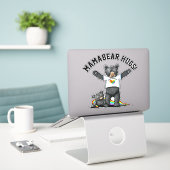 KiniArt Mamabeer Hugs Sticker (Laptop op bureau)