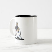 KiniArt Tri Curious Corgi Tweekleurige Koffiemok (Voorkant links)