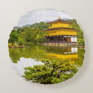 Kinkaku-ji of gouden paviljoen en vijver, Kyoto Rond Kussen