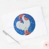 Kip in rood pet zingt in label met kerstsneeuw (Envelop)
