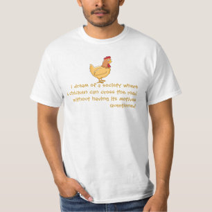 Kip kruist het T-shirt over de weg.