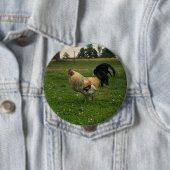 Kip op de boerderij foto ronde button 4,0 cm (In situ)