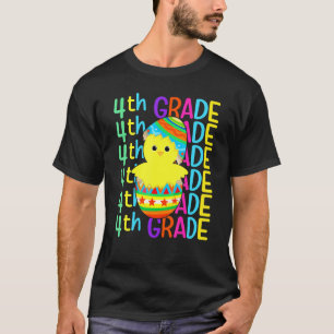 Kip uit het vierde leerjaar kraakt het paasei op p t-shirt