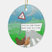 Kippen die de Weg Oversteken Grappige Cartoon Keramisch Ornament (Links)