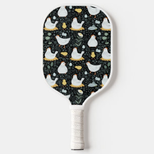 Kippen dromen in het kippenhok in het zwart pickleball paddle