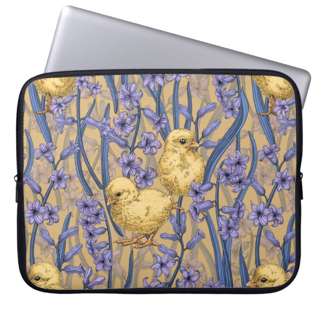 Kippen en hyacinten op geel laptop sleeve (Voorkant)