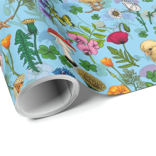Kippen en wilde bloemen op baby blauw cadeaupapier (Rol Hoek)
