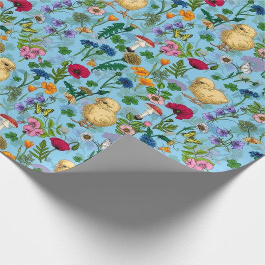 Kippen en wilde bloemen op baby blauw cadeaupapier (Hoek)