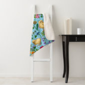 Kippen en wilde bloemen op baby blauw sherpa deken (In situ)