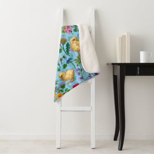 Kippen en wilde bloemen op baby blauw sherpa deken (In situ)