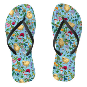 Kippen en wilde bloemen op baby blauw teenslippers