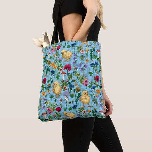 Kippen en wilde bloemen op baby blauw tote bag (Dichtbij)