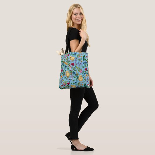 Kippen en wilde bloemen op baby blauw tote bag (Op model)