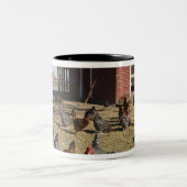 Kippen in de buurt van kiphuis Cliburn Tweekleurige Koffiemok (Center)