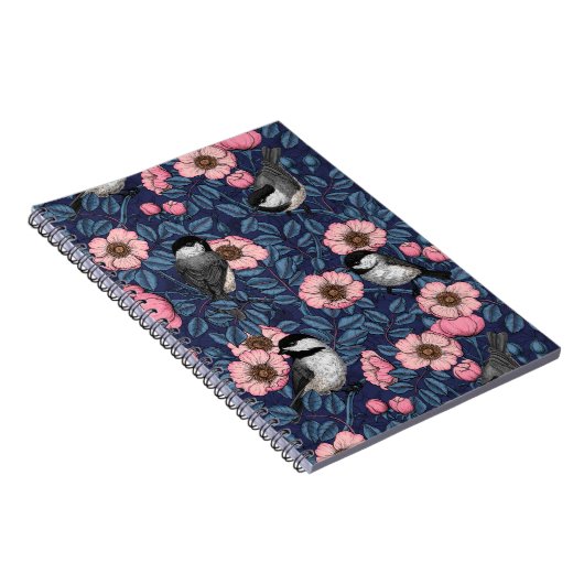 Kippen in het wild roos in een roze en blauwe lapt notitieboek (Rechterzijde)