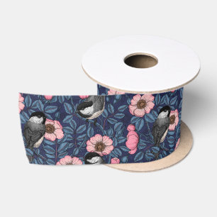 Kippen in het wild roos in roze en blauw satijnen lint