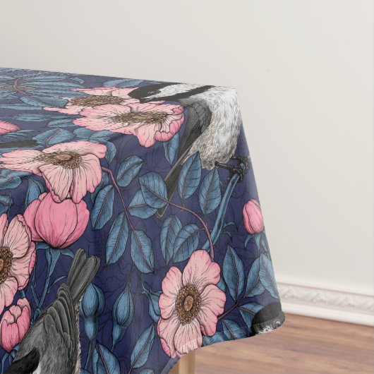 Kippen in het wild roos in roze en blauw tafelkleed (Voorbeeld)