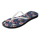 Kippen in het wild roos in roze en blauw teenslippers (Schuin)