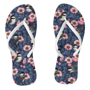 Kippen in het wild roos in roze en blauw teenslippers