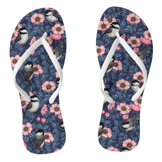 Kippen in het wild roos in roze en blauw teenslippers (Voetbed)