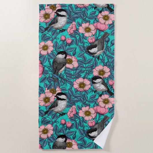 Kippen in vrij roos, roze en blauw strandlaken (Voorkant)