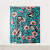 Kippen in vrij roos, roze en blauw wandkleed (Voorkant)