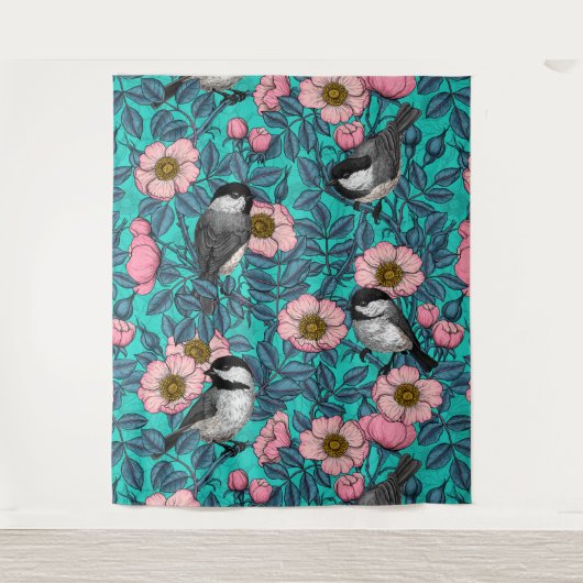 Kippen in vrij roos, roze en blauw wandkleed (Voorkant)