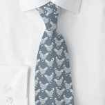 Kippen Pluimvee Stropdas<br><div class="desc">Een stoffig blauw grijs en wit kippenontwerp voor kip- en pluimveeliefhebbers, boeren, kleine houders en kippenfluisteraars. Originele kunst van Nic Squirrell.</div>