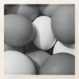 Kippeneieren in zwart-wit glazen onderzetter