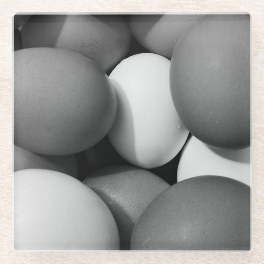 Kippeneieren in zwart-wit glazen onderzetter (Voorkant)