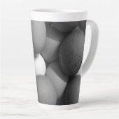 Kippeneieren in zwart-wit latte mok (Rechterhoek)