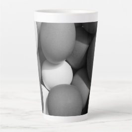 Kippeneieren in zwart-wit latte mok