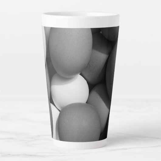 Kippeneieren in zwart-wit latte mok (Voorkant)