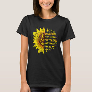 Kippenmoeder Met Tatoeages Mooie Ogen Dikke Dijen T-shirt