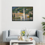 Kirche Cassone Gustav Klimt schilderij boeiend Poster<br><div class="desc">Dompel uzelf onder in de boeiende schoonheid van Kirche Cassone,  een opmerkelijk landschapsschilderij van Gustav Klimt. Dit kunstwerk geeft de essentie van natuur mooi weer,  met zijn weelderige groen en architectonische elementen. Voeg een vleugje elegantie toe aan uw ruimte met dit buitengewone stuk.</div>