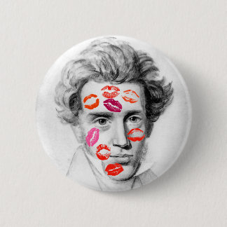 "KISS-COVERED KIERKEGAARD" RONDE BUTTON 5,7 CM