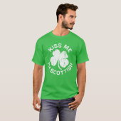 Kiss Ik ben Scottish Saint Patrick Day Gift T-shirt (Voorkant volledig)