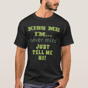Kiss, ik zeg me Hi Funny Quote St Patricks. T-shirt