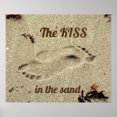 Kiss in the Sand Footprints in Sand Poster (Voorkant)