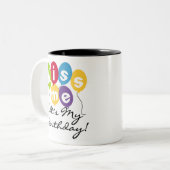 Kiss Me Birthday Tweekleurige Koffiemok (Voorkant links)