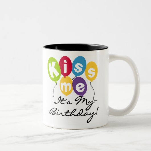 Kiss Me Birthday Tweekleurige Koffiemok (Rechts)