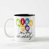 Kiss Me Birthday Tweekleurige Koffiemok (Links)