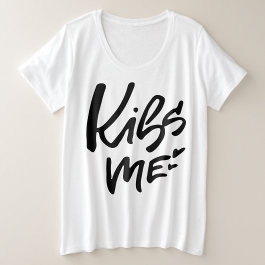 Kiss Me Bold Hand Lettering Statement Grote Maat T-shirt (Design voorkant)