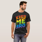 Kiss Me Bro Rainbow Flag  Gay Pride LGBT T-shirt (Voorkant volledig)