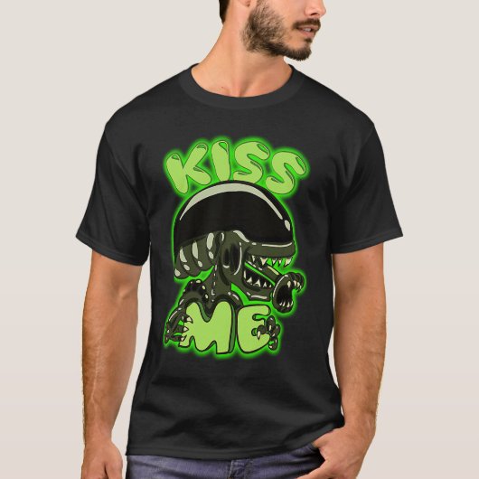 Kiss Me Funny UFO Alien Science Fiction T-shirt (Voorkant)