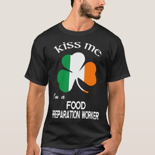 Kiss Me I m a Food Preparation Worker St Patrick s T-shirt (Voorkant)