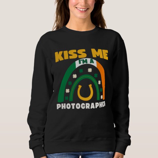 Kiss Me I m A Photographer St Patricks Day Puns Ir Trui (Voorkant)