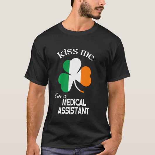 Kiss Me I M'n medisch assistent Shamrock St. Patri T-shirt (Voorkant)