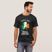 Kiss Me I M'n medisch assistent Shamrock St. Patri T-shirt (Voorkant volledig)